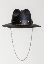 Cargar imagen en el visor de la galería, MPXA LONDON - BLACK STRAW HAT with gold chain