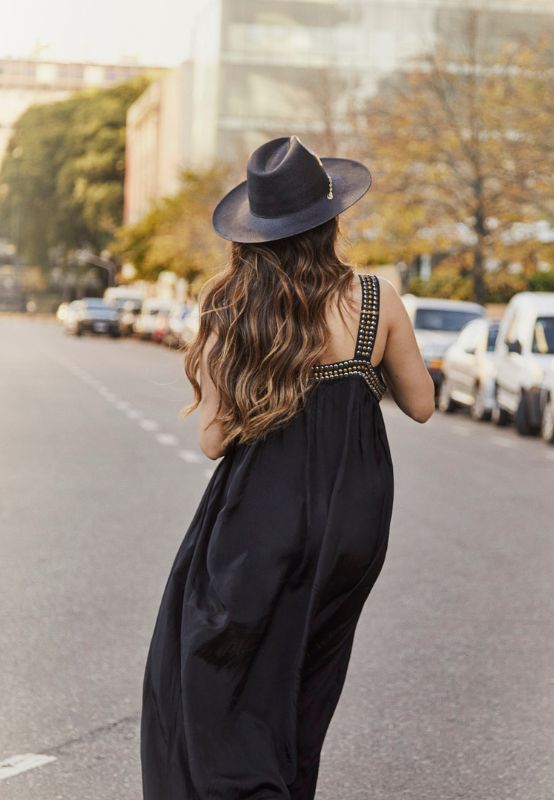 MPXA BETH - BLACK STRAW HAT with gold chain